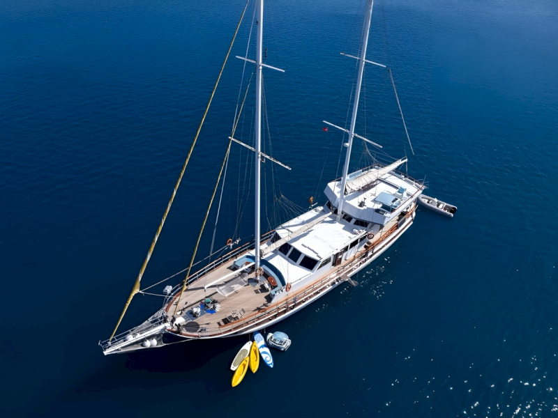 contact-yachts-white-swan_0001